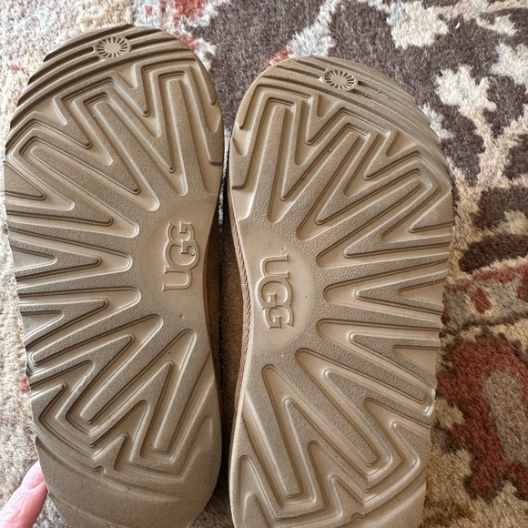 Like new uggs - Picture 4 of 5